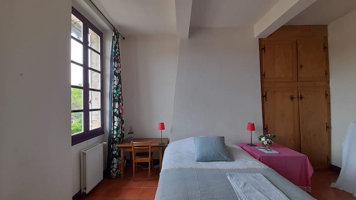 卧室3 ：一张140厘米的床。 可以加一张床。 