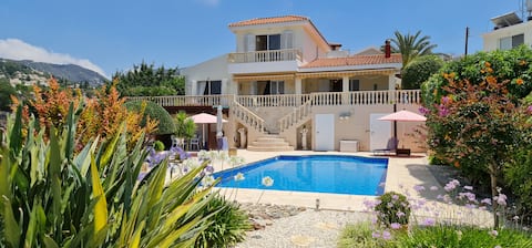 Cliff Side Villa 3 bed with large  pool