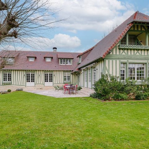 Popular Airbnb listing: Villa des Courses – Deauville in Deauville