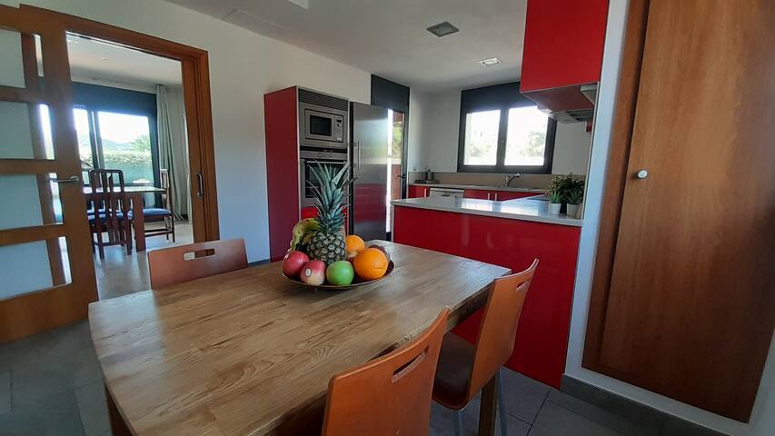 Villa Mediterránea con cinco dormitorios y piscina gallery image 5