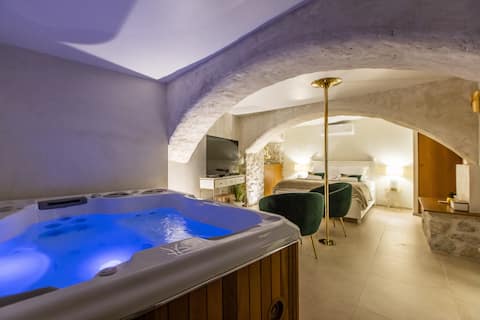 Suite with private Jacuzzi "L 'enchantment"
