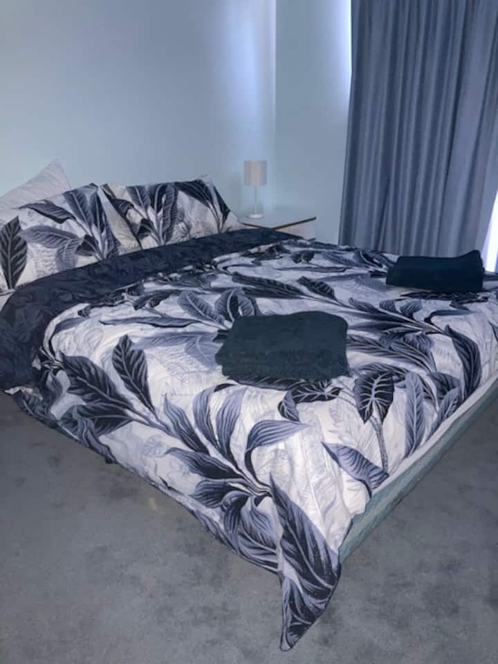 Cama tamaño queen: dormitorio en la planta baja con grandes ventanales.