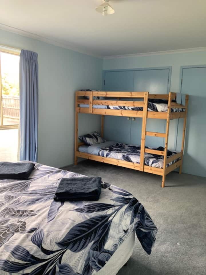 Dormitorio grande en la planta baja, adecuado para una familia: cama tamaño queen y literas.