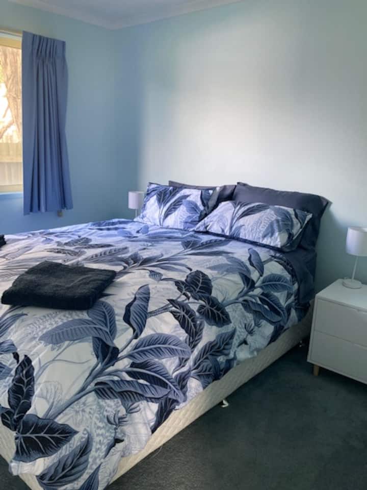 Cama tamaño queen en la planta baja. El dormitorio tiene ventanas más pequeñas y está en el lado más fresco de la casa.