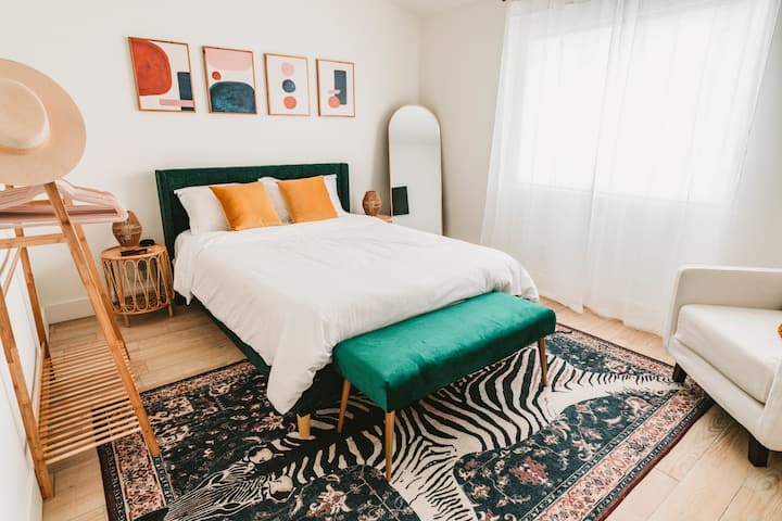 חדר שינה 2 עם מיטת קווין סייז, מראה באורך מלא, טלוויזיה והרבה מקום אחסון.