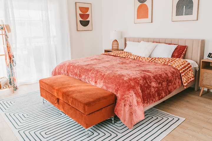 חדר שינה ראשי המשקיף על הבריכה עם מקלחון ואמבטיה. מיטת קינג סייז.