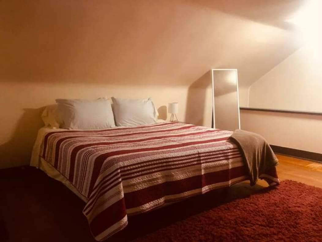 Habitación en el tercer piso, cama tamaño king.