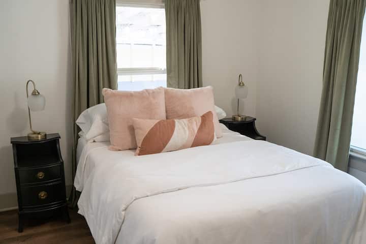 Მოგესალმებით ველური ყვავილების ოთახში. Ღრუბლის მსგავსი მატრასი იასამნისფერი და ოთახის გამუქებული ხავერდის ფარდებით. 