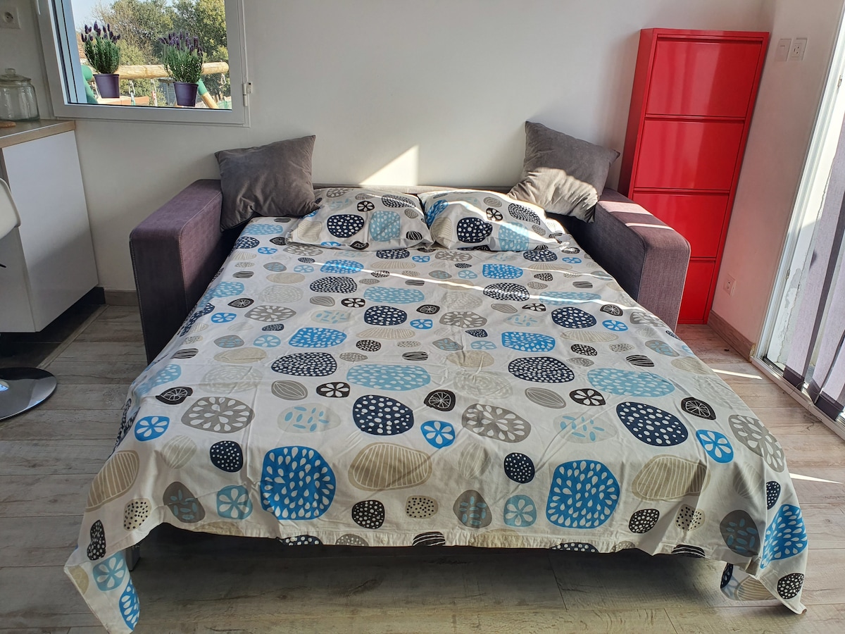 Რაპიდოს დივანი გადაიქცევა კომფორტულ 140X190 CM საწოლად 2 ადამიანისთვის (ბავშვები, თინეიჯერები ან ზრდასრულები).