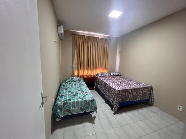 Dormitorio 2, aire acondicionado, 1 cama doble, 1 cama individual y red.