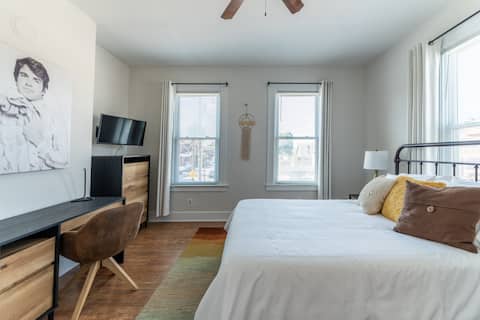 Bellevue 1-Bed Private Suite- Walking Distance