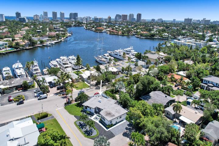 Heated Pool! 5 Bedrooms+1 Mile To Beach/Las Olas! gallery image 2