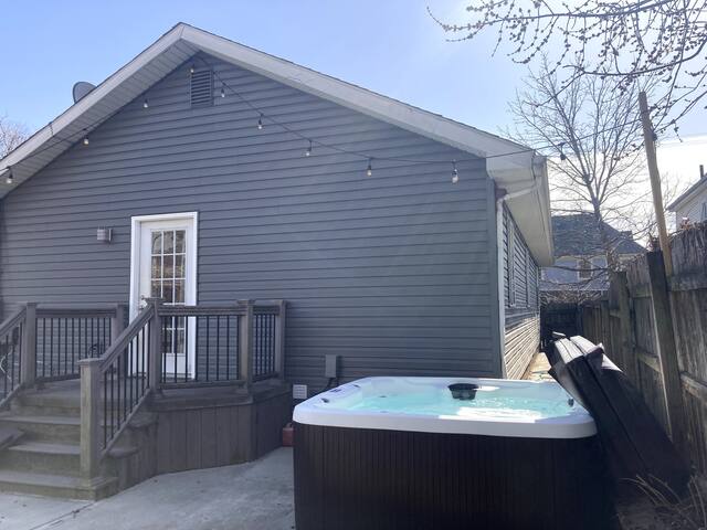 Bungalow in the Heart of Victorian Village gallery image 3