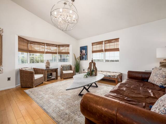 Bungalow in the Heart of Victorian Village gallery image 5