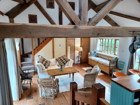 Cosy barn annex. 10 min walk to beach, hot tub