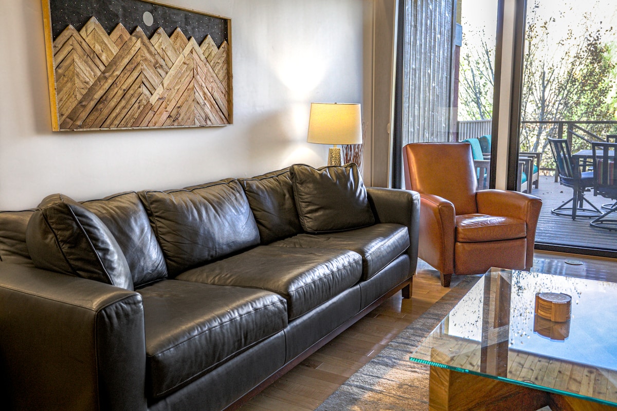 Popular Airbnb listing: Modern Townhome on the River, Roof Top Deck in Durango