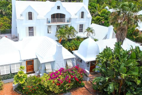 Unique retreat w/panoramic pool and swimming caves