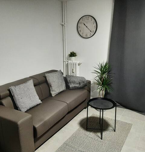 Studio. parking. Close to Paris. Gare sector