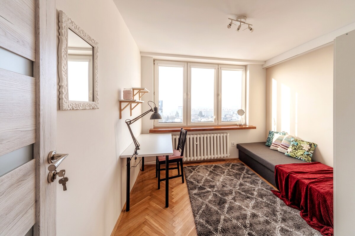 Отделна стая - удобно легло, голям килер за дрехи, работно пространство с лампа.