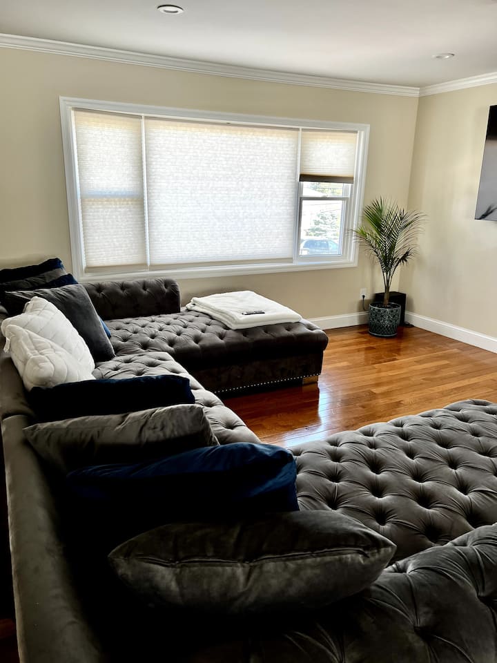 Cheerful 4 Bedroom Home With Parking On Premises. - Long Beach, NY