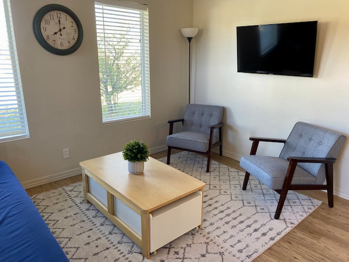 舒适的起居空间，桌子下方的抽屉里有书籍、玩具和额外的毯子。