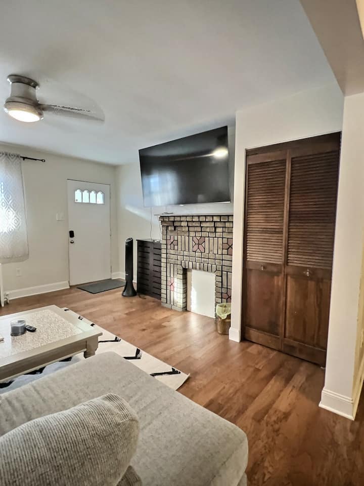 A Pearl in Pittsburgh's Little Italy with Parking! Houses for Rent in