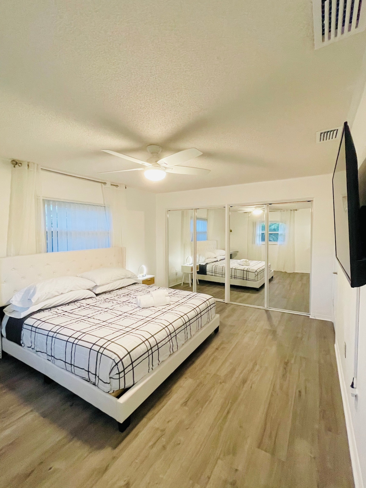 Hoofdslaapkamer met een 50inch Google TV - Volledige toegang tot Netflix 