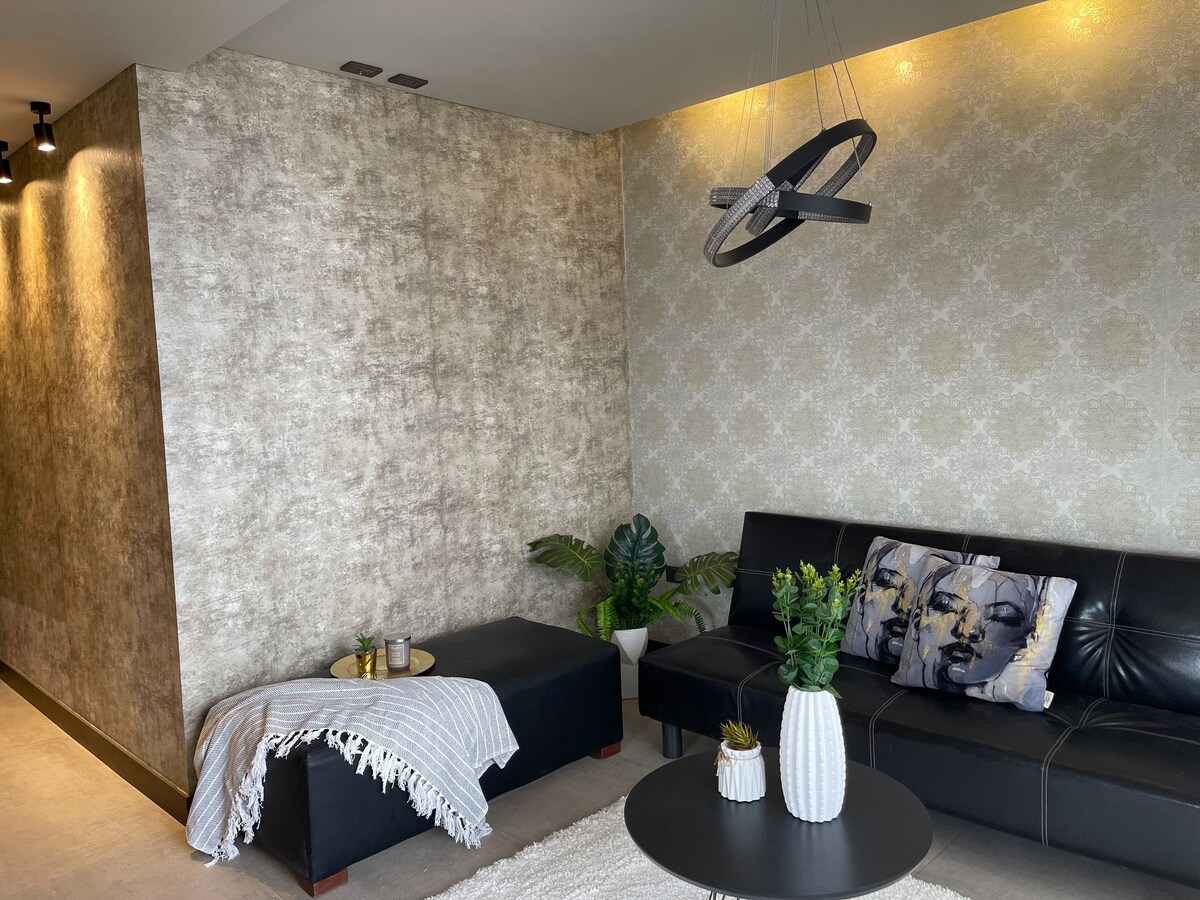 Sebule kubwa kutoka mahali ambapo unaweza kuthamini roshani na kutazama filamu nzuri kwenye runinga inayozunguka digrii 360 