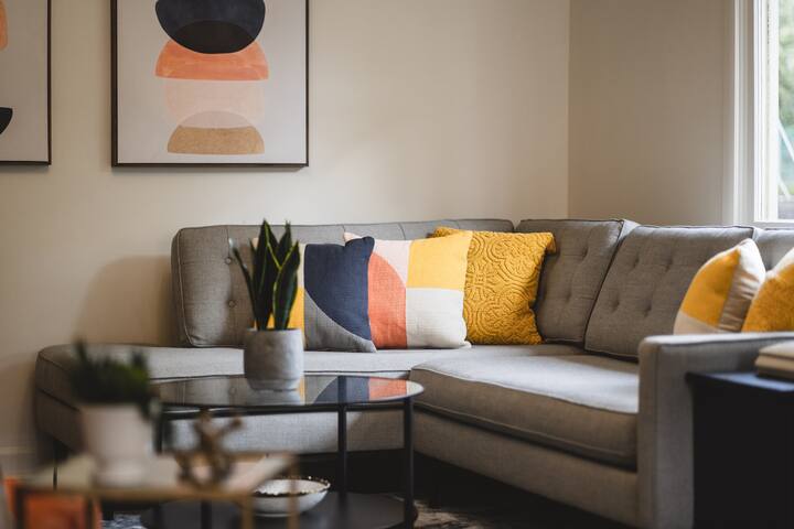 Midcentury Modern- 3BR/2BA – Near The Grotto