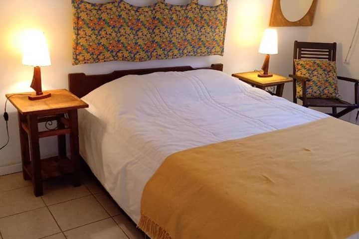 双人套房，可通往内部阳台，通风良好，配有空调