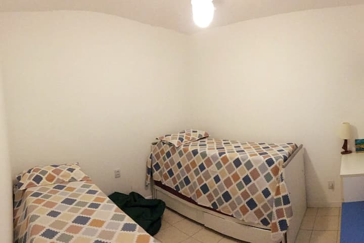 单人卧室（ 3张床） ，设有独立卫生间（隔壁门）。
空调。