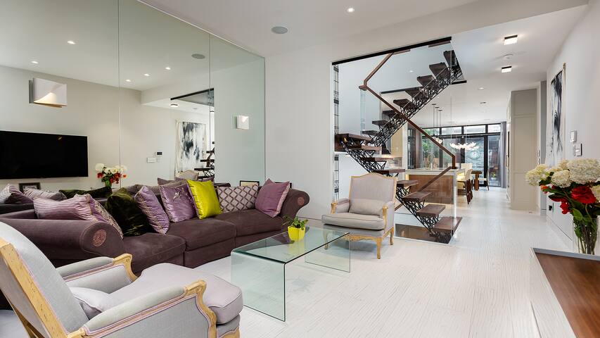 Yorkville Sanctuary Private Villa gallery image 3