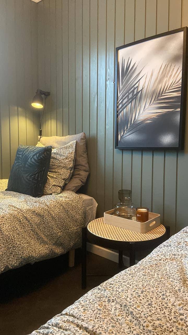 Dormitorio con dos camas individuales. Recién pintado y reparado en 2022