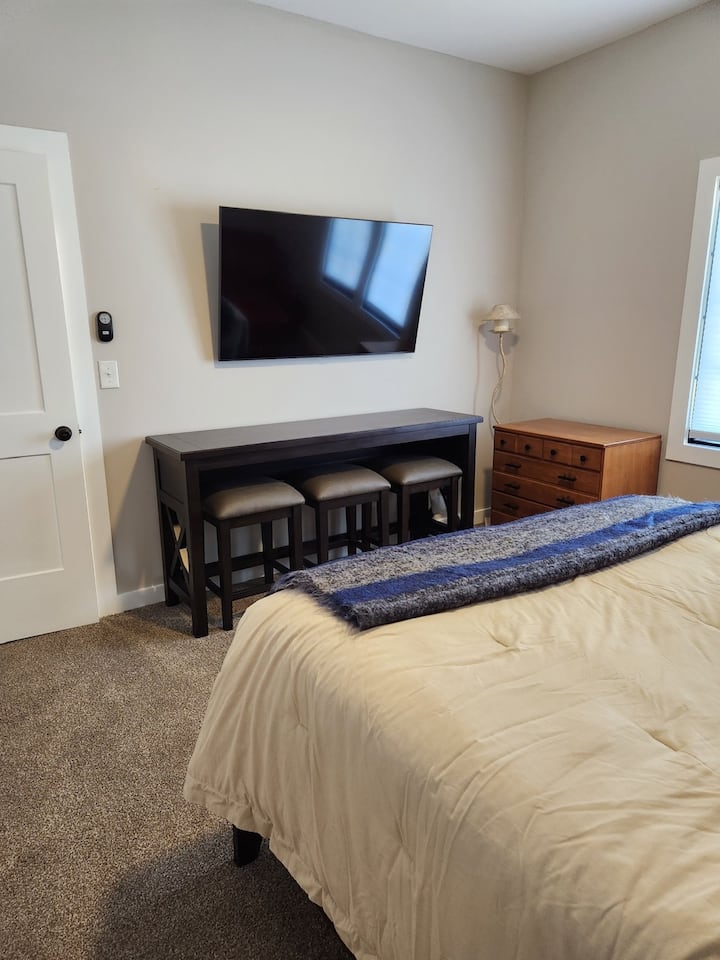 Dormitorio 2 con televisión de 55pulgadas y estación de trabajo