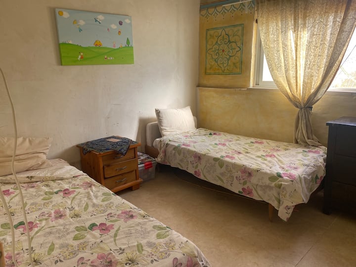 Спалня #2:
Две единични легла 