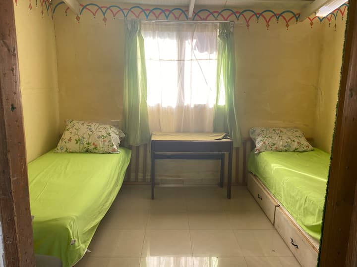 Спалня #4:
две единични легла