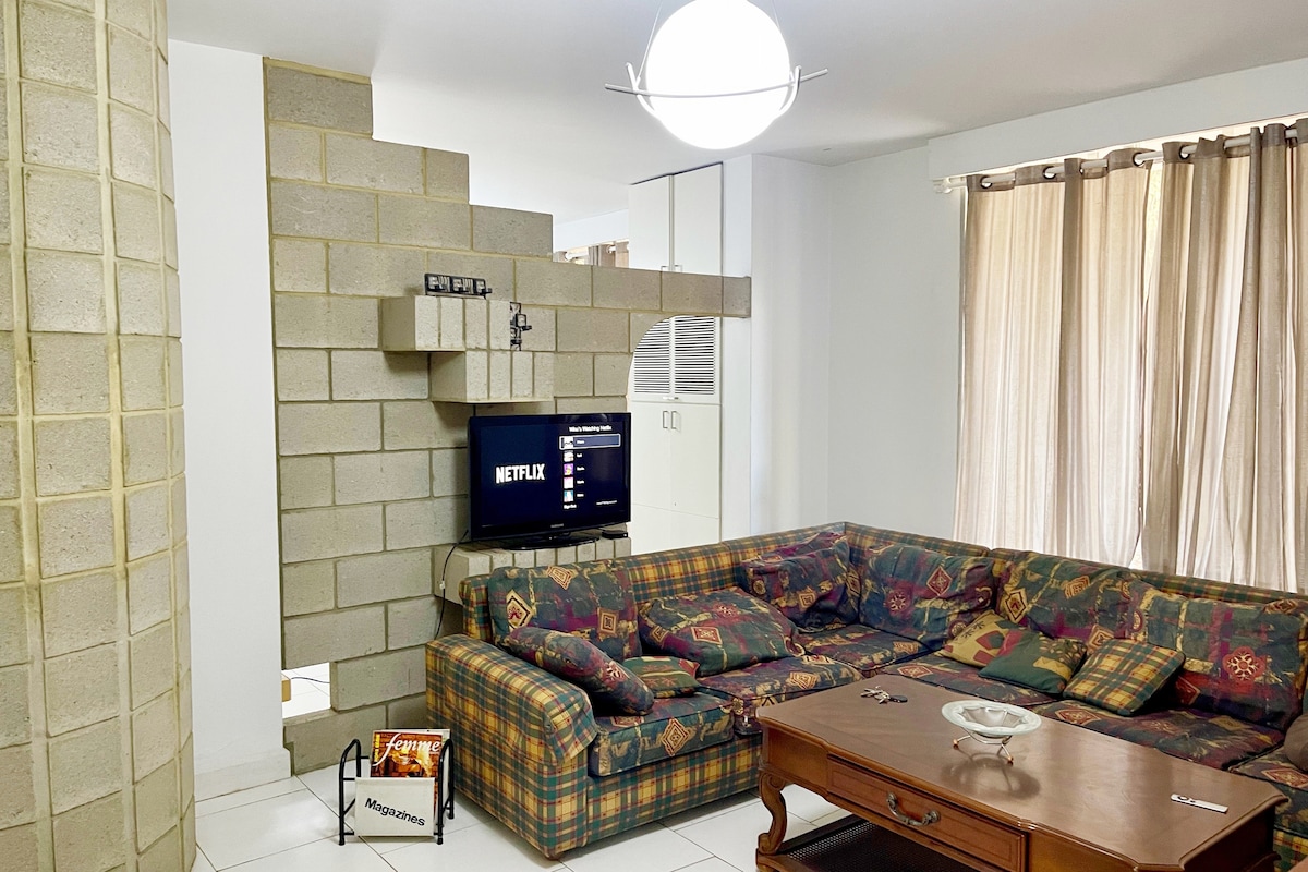 סלון מרווח מאוד המתאים למפגשים ועם גישה חופשית לנטפליקס והרבה שטח אחסון.