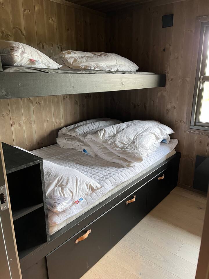 ห้องนอน 2 และ 3 มีเตียงสองชั้นสำหรับครอบครัวพร้อมที่นอน 120 ซม. ชั้นล่างและที่นอน 90 ซม. ชั้นบน ที่ชาร์จโทรศัพท์มือถือในหัวเตียง