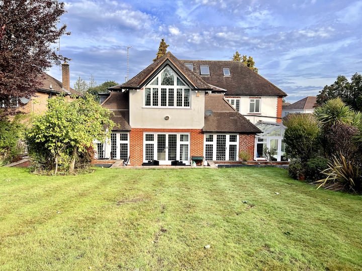 Beautiful home with pool in Pinner Houses for Rent in Greater London