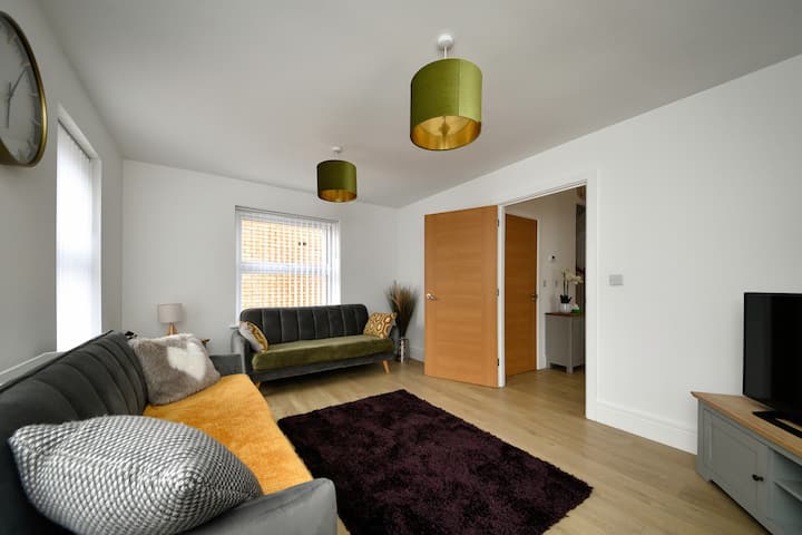 Modern, Cheerful 4 Bedroom Home With Free Parking - Downham Market
