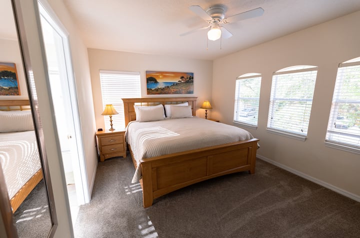 חדר שינה 2 (חדר שינה קינג סייז) עם טלוויזיה ותיבת Roku.