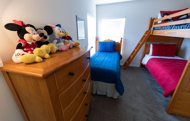 חדר שינה 3 (מיטה זוגית ומיטות קומתיים).