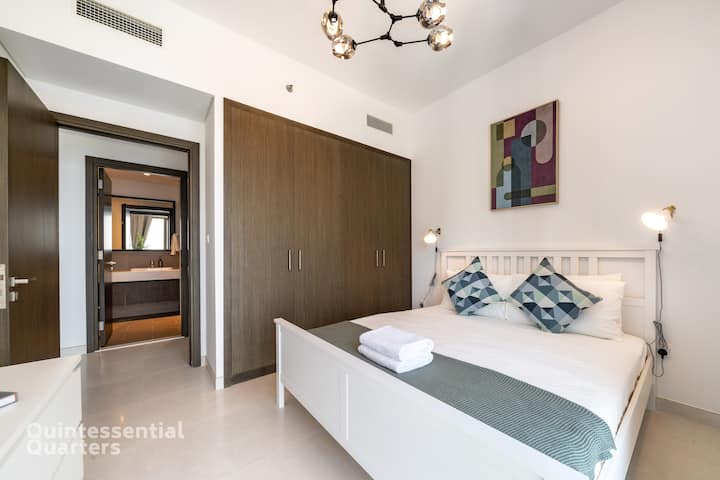 El dormitorio de invitados conduce al baño de invitados 1.