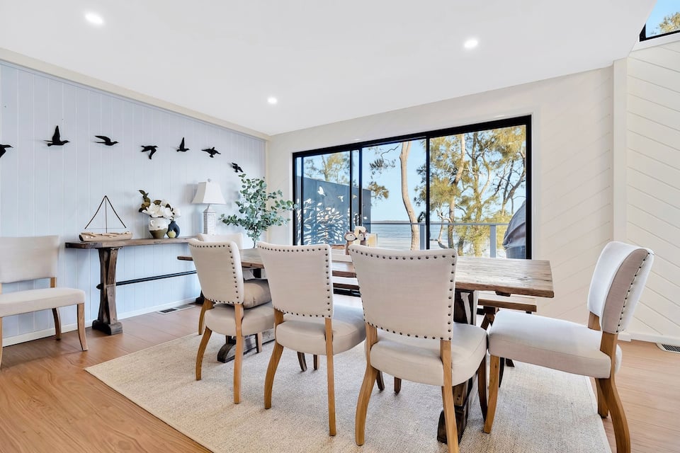 A white lake house on the shore of Lake Tuggerah, Gorokan, New South Wales, Australia, photo 8 of 10