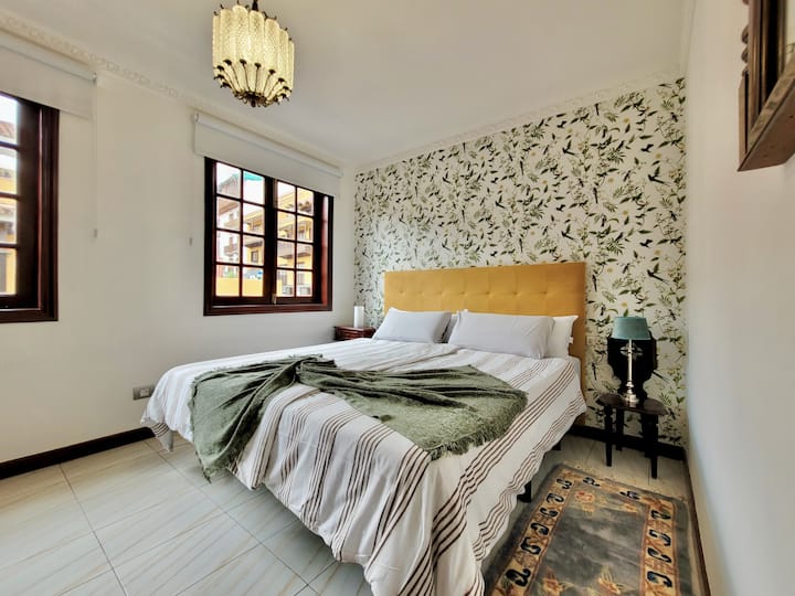 Spacious, cozy designed bedrooms.

Habitaciones amplias y de diseño acogedor.