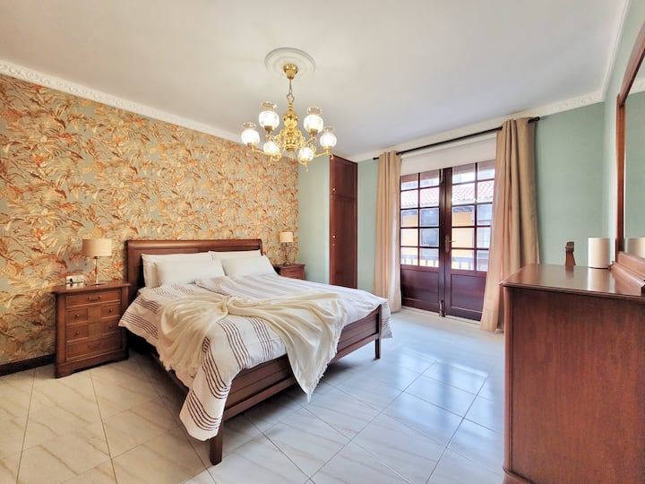 Spacious, cozy designed bedrooms.

Habitaciones amplias y de diseño acogedor.