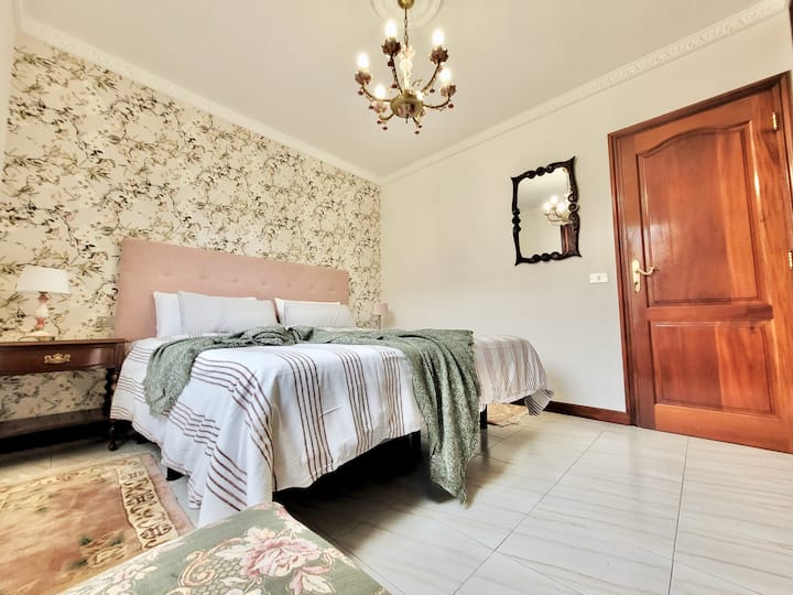 Spacious, cozy designed bedrooms.

Habitaciones amplias y de diseño acogedor.