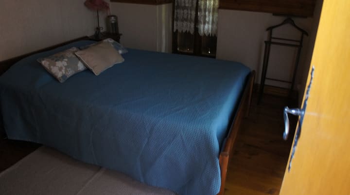 spálňa so 140 lôžkami, prikrývkami, paplónom a vankúšmi