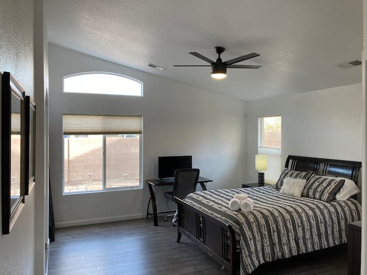 غرفة نوم رئيسية مع دش منفصل وحوض استحمام كامل