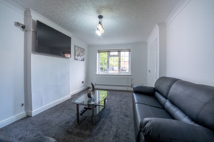 Cheerful 3 Bedroom Family Home With Parking - Leicester